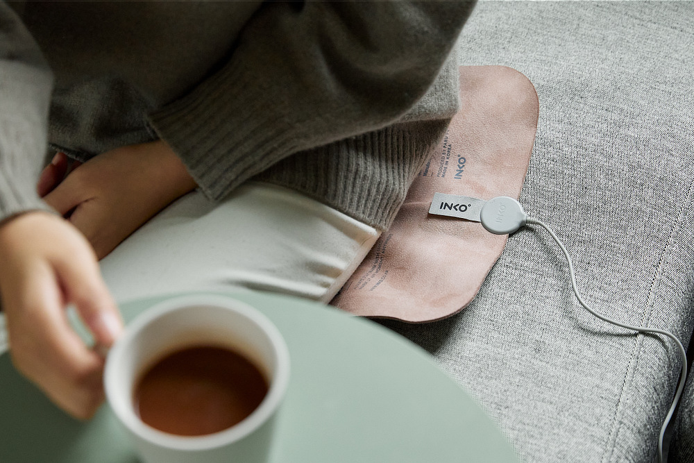 わずか1.5ミリの薄いシートが、あなたの冷えたカラダを気持ちよく温めてくれます｜どこでもあったかデスクワーク！銀ナノインクで温める特許技術、USB-C対応「EXTRAヒーティングパッド スエード」｜INKO（インコ）