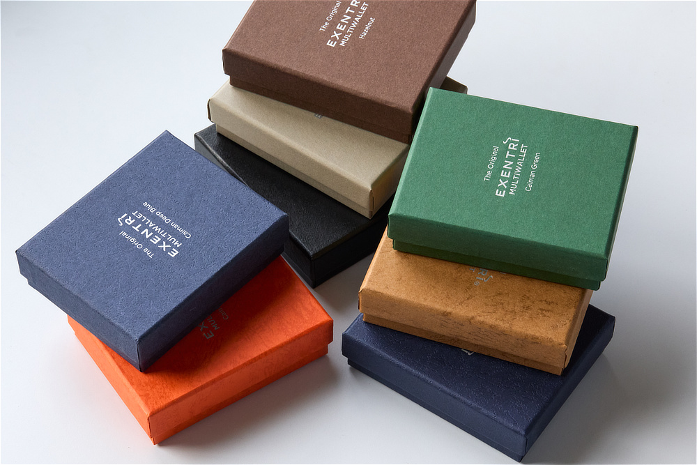 財布の色に合わせた外箱も高級感たっぷり。誕生日や卒入学のお祝いにもふさわしいたたずまいです。｜スキミング防止機能付、１軍カードに直アクセス、コイン・お札も入るコンパクト財布（ウォレット）｜EXENTRI（エキセントリ）