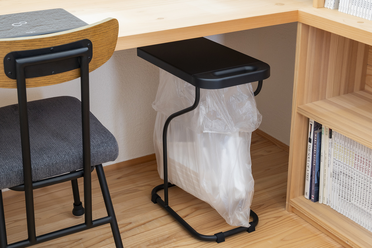 フタを上下に開閉するスペースが要らないので、低い棚下のデッドスペースにだって置ける。隠し収納もできる｜ゴミ袋の容量をめいっぱい使えて、交換ラクラク！スチール製で磁石もくっつく「スライド式ゴミ袋スタンド（ゴミ袋ホルダー）」