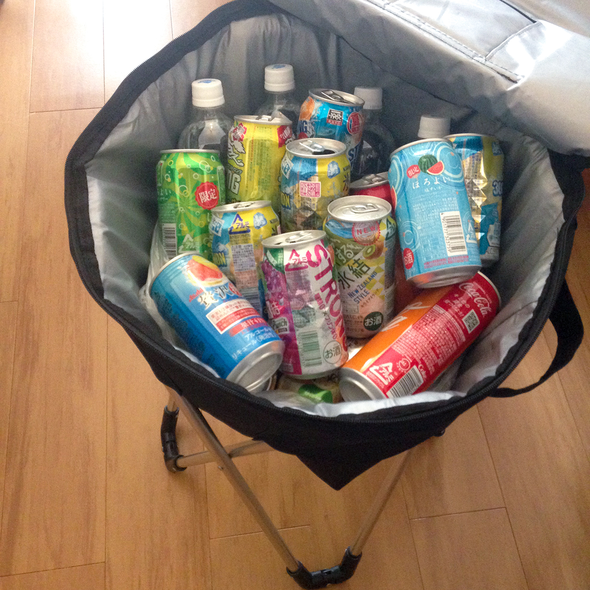Image: https://1fl0kyr79c.user-space.cdn.idcfcloud.net/photographes/01c4b428f43bd859714c5297ccf05f17.jpg 大容量のビールもお肉も立ったまますぐ取り出せる、スタンド型クーラーバッグ|PARTY STAND COOLER