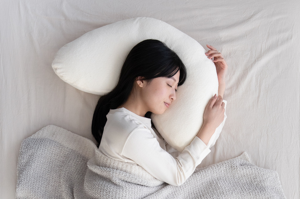 一晩中ベストポジションで眠れて、夜中に起きる回数も減り、目覚めのカラダもスッキリ。横向き寝 専用枕『YOKONEGU Premium（ヨコネグプレミアム）』（抱きまくら）