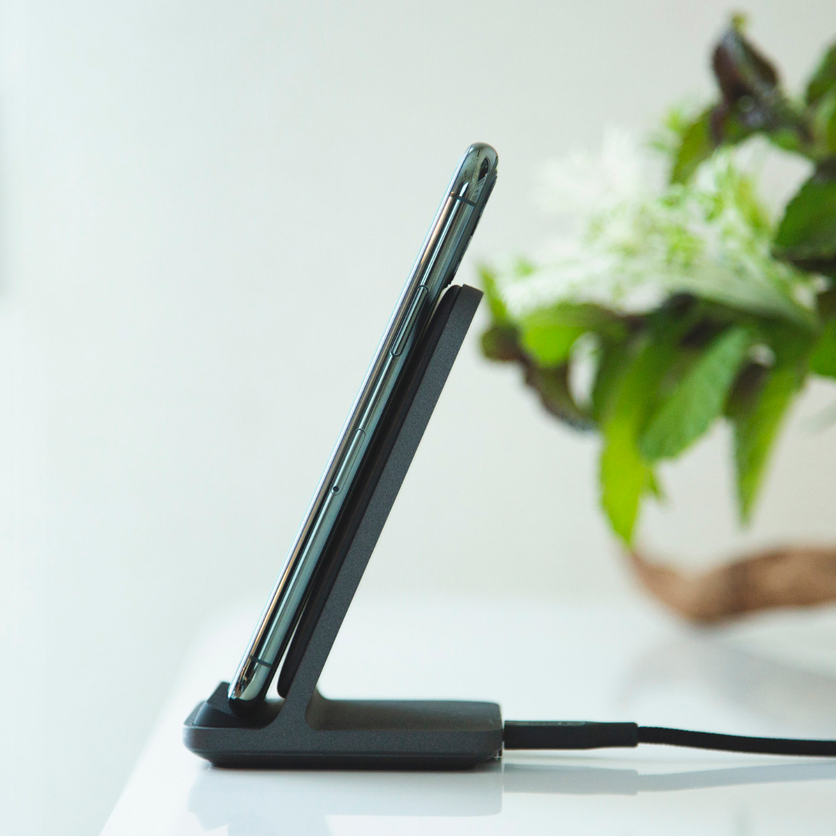 どこから見ても美しいデザイン。電化製品ということを忘れるほど、落ち着いた佇まい。iPhone、AirPodsを置くだけで美しく充電、そのままスマホチェックも快適な「ワイヤレス充電スタンド」| NOMAD | Base Station