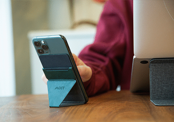 縦置き・横置きどちらも設置可能、スマホリングにもなる万能スマホスタンド|MOFT|スマホアクセサリーで快適なモバイルライフを。スマホがもっと便利になるおすすめグッズをご紹介