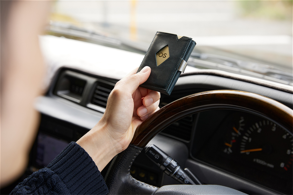 手のひらサイズでも、出し入れスムーズ｜スキミング防止機能付、１軍カードに直アクセス、コイン・お札も入るコンパクト財布（ウォレット）｜EXENTRI（エキセントリ）