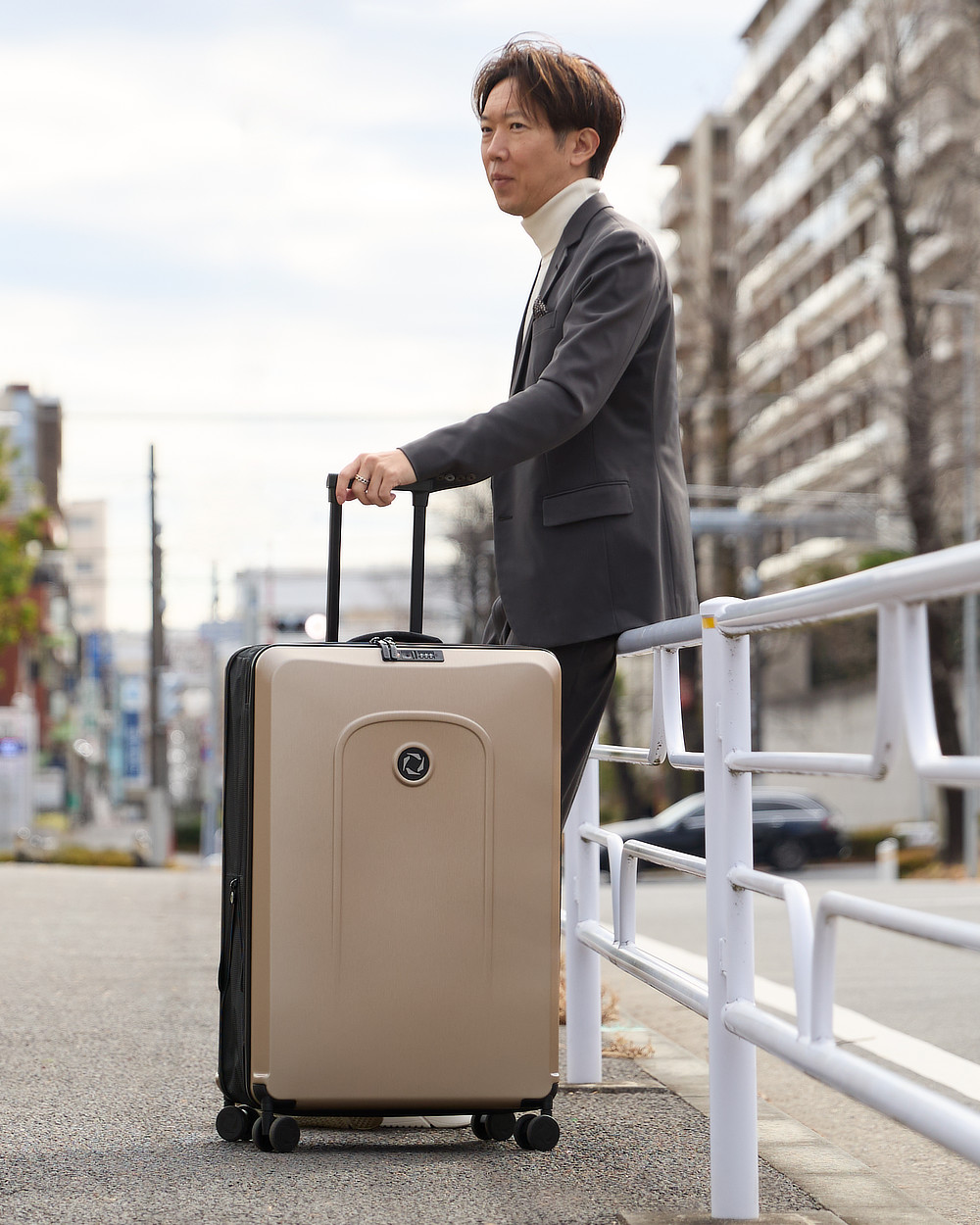 Image: https://1fl0kyr79c.user-space.cdn.idcfcloud.net/photographes/042f1cd5b4fd1aaf06d4d225c52a1804.jpg 表側の前面・背面は丈夫なポリカーボネート。マチの生地部分も、内側に丈夫なフラップを立てる仕組みで安心|空港で、観光地で、旅スタイルをスタイリッシュに。薄くたためてスリムに収納できる。スーツケース「senz°(センズ)oldaway(フォルダウェイ)」