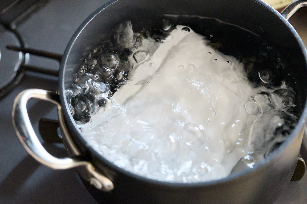 食べるときは、袋のままお湯で約5分間温めるか、中身を出して電子レンジで約2分間（500Wの場合）温めればOK。奇跡のアンチエイジング医師ともいわれるドクター南雲吉則によるクロレラベジカレー（100％ベジタブル、グルテンフリー、砂糖不使用）レトルト食品、保存食