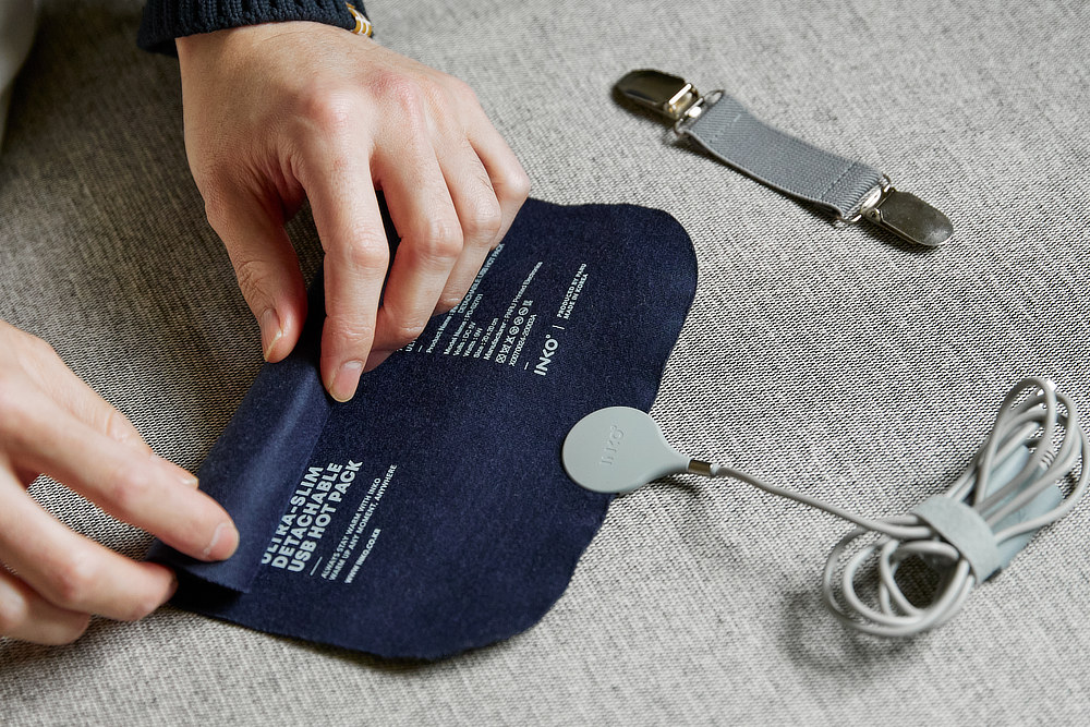 Image: https://1fl0kyr79c.user-space.cdn.idcfcloud.net/photographes/05672fea6ce7f97231adebda0c50ecf7.jpg 電熱線がないからスリムに丸めて収納も可能|クリップ付きで服に仕込める!銀ナノインクで温める特許技術の「USBウェアラブルヒーター」|INKO(インコ)