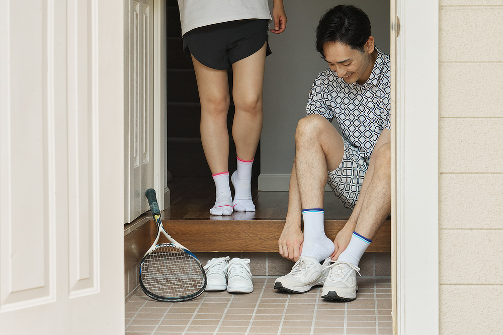 足の疲れの原因のひとつである「動きのロス」を減らすのが、足を固定する「テーピング編み」｜長時間履いても疲れにくい靴下。土踏まずを下支えして、足底筋をサポートするECONOLEG（エコノレッグ）の「疲れしらずのくつした®」
