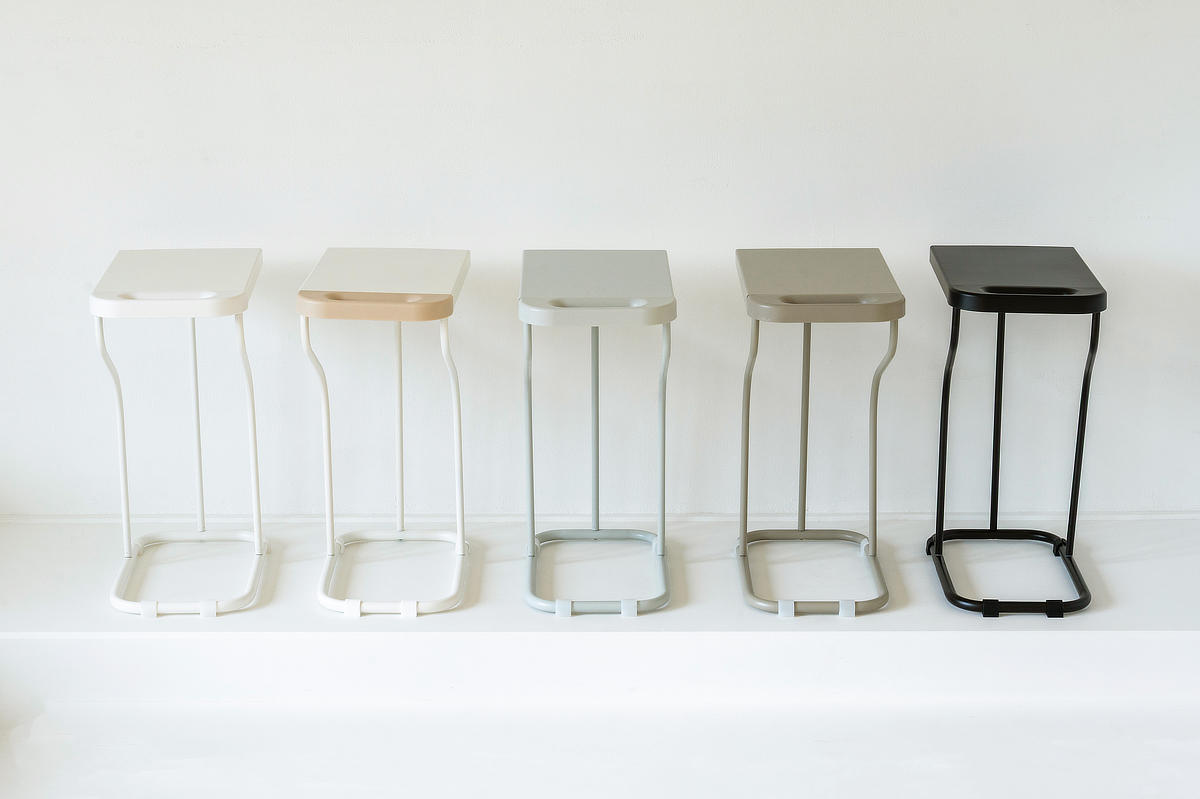 リサイクルごみの収集にプチストレスを抱えているみなさま。ぜひ、このスライド式「ごみステーション」におまかせを。｜ゴミ袋の容量をめいっぱい使えて、交換ラクラク！スチール製で磁石もくっつく「スライド式ゴミ袋スタンド（ゴミ袋ホルダー）」