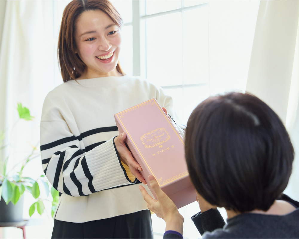 《ギフトセット/ローズ/アロマスプレーと専用ベース付き》昼はアートフラワー、夜はあたたかなムードライトになる「ローズブーケLED(ホワイト)」|VIA K STUDIOヴィアケースタジオ