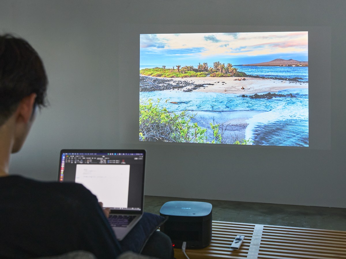 壁いっぱいの美しい4K映像に見とれていると、いつものリビングから、大好きな世界へ入り込んだみたい|簡単設定、くっきり明るい4K、胸に迫るサウンド。ドラマに、スポーツに、どっぷり浸れる「家庭用プロジェクター」|XGIMI HORIZON Pro(エクスジミー ホライズン プロ)」