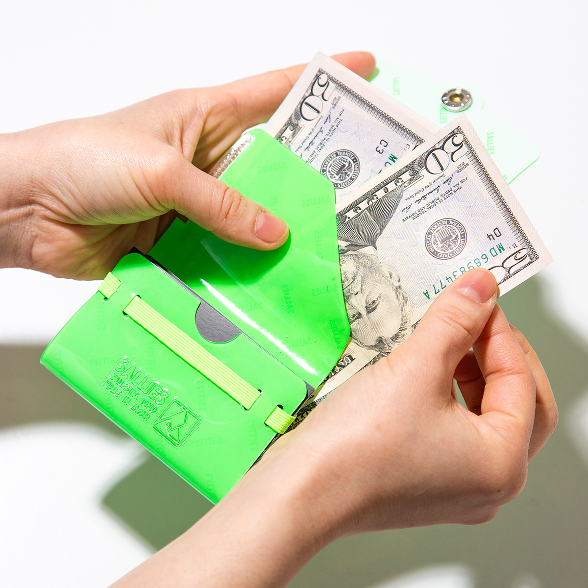 より軽くコンパクトに、お金を出し入れしやすく、たくさん収納できるミニマム構造がかなえる、軽量&収納力の「ミニ財布」|SALLIES