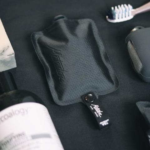 荷物もコンパクトにまとめられる、ジムやアウトドア、旅先で大活躍!シャンプー&クリームを必要な分だけ持ち運べて、小さくたためる「トラベルボトル」|Matador