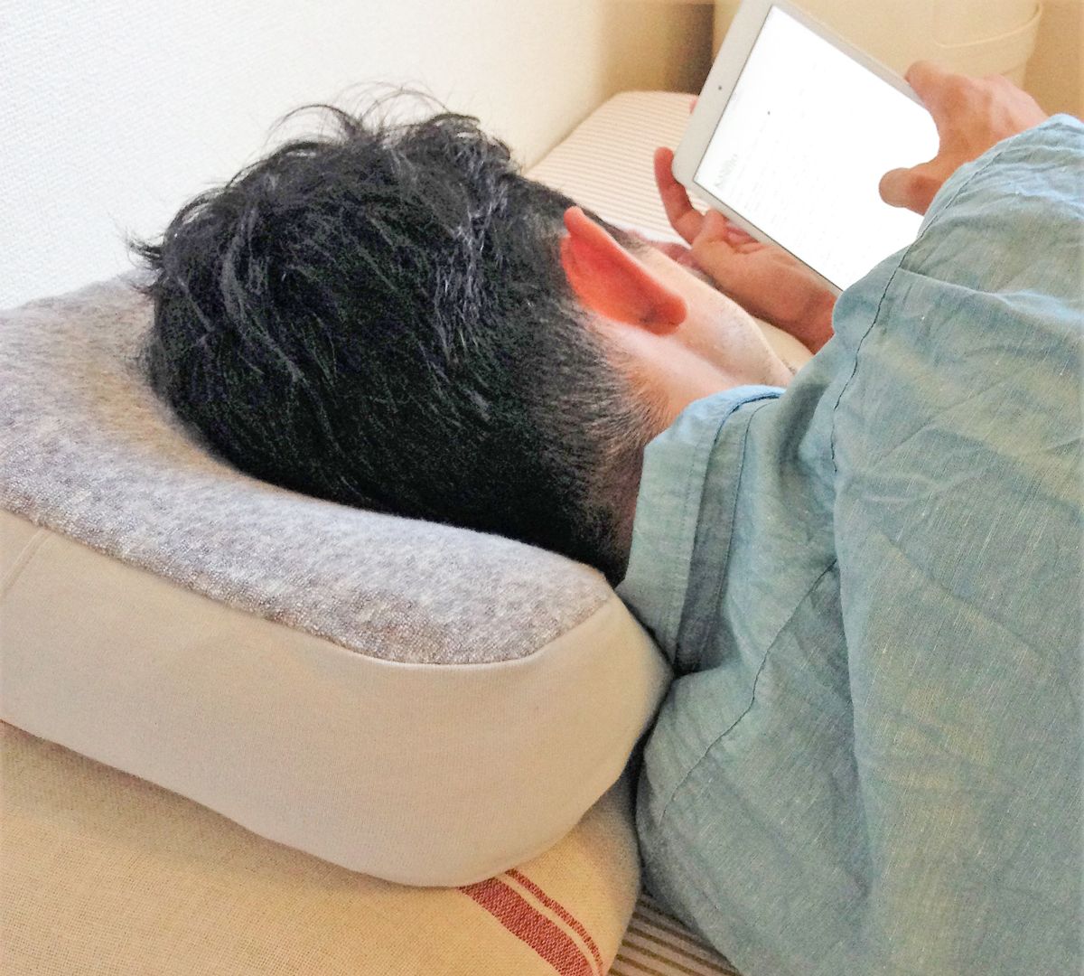 首や肩がグッとラクになる。横向き寝の姿勢をサポート、スマホや本がラクに読めるまくら・ピロー|HONTO