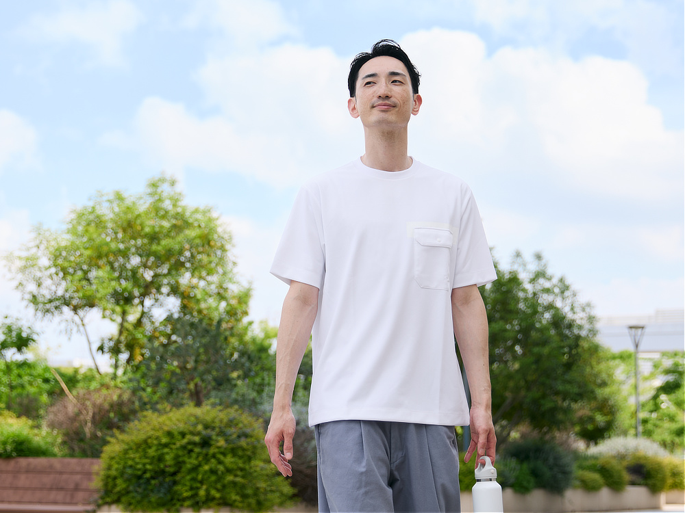 《Tシャツ》和紙×ポリの快適設計で、湿気を吸って逃す、「和紙糸ラバープリントクルーネックTシャツ」｜K-3B