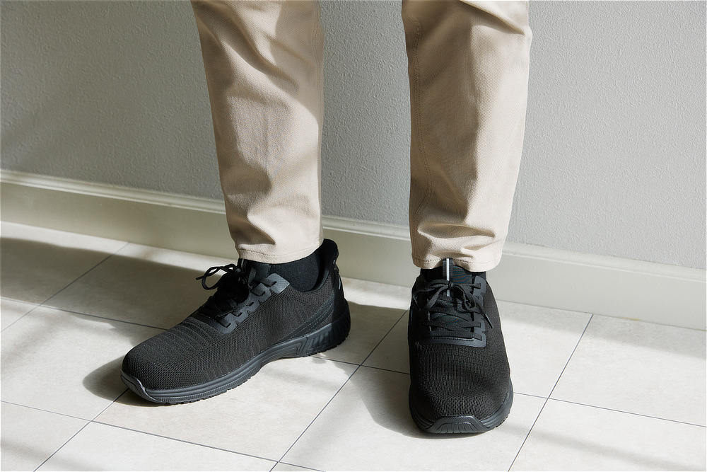 履き口が伸びるが必要ないので、足とスニーカーをしっかり固定できる｜スッと履けて、すっぽりフィットする「コンフォートスニーカー」｜Orthofeet（オーソフィート）