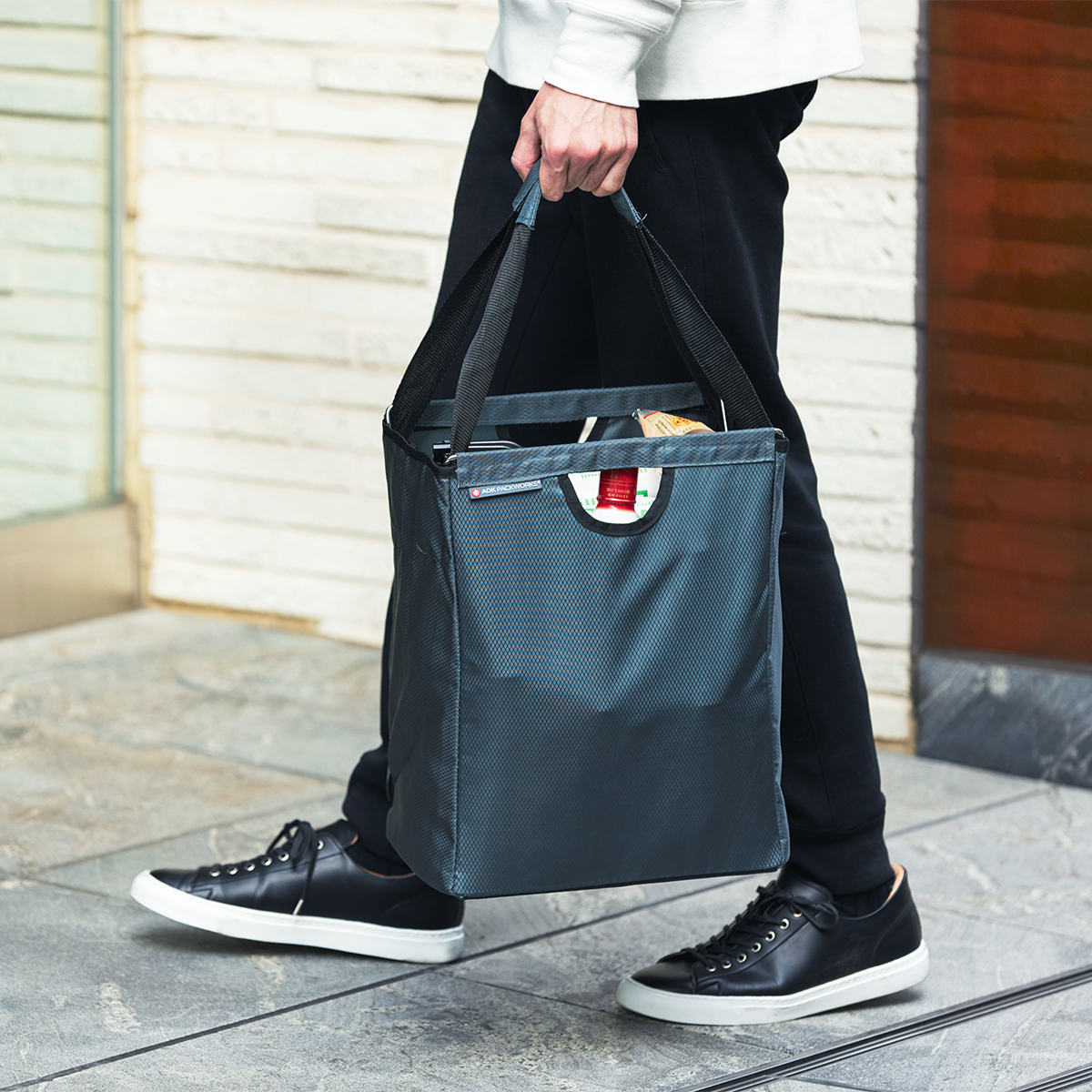 荷重が分散するから、重さを感じにくい。たためる金属フレーム入り!自立するから、柔らかいパンや葉物野菜、花を潰さない「箱型エコバッグ」|ADK Packworks