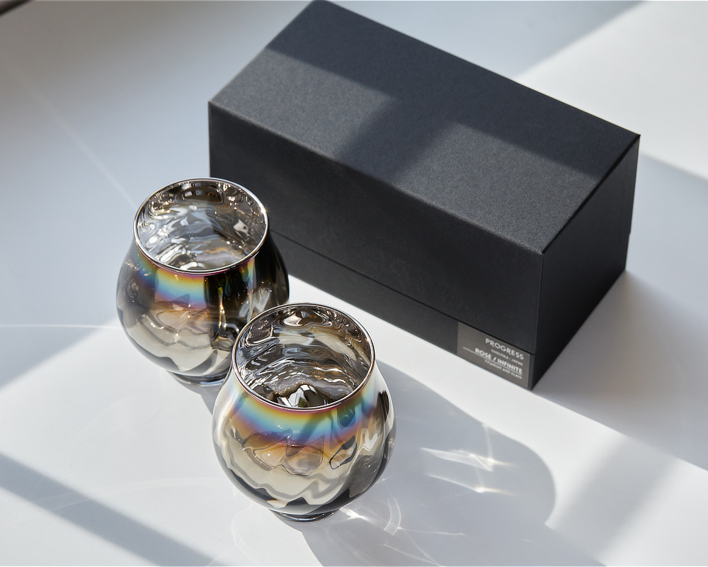 お酒好きの人へのプレゼントにぴったりのギフトボックス入り｜オーロラの光彩にまろやかな味わいになる『PROGRESS（プログレス）』の純チタンコーティンググラス（日本製・メイドインジャパン）