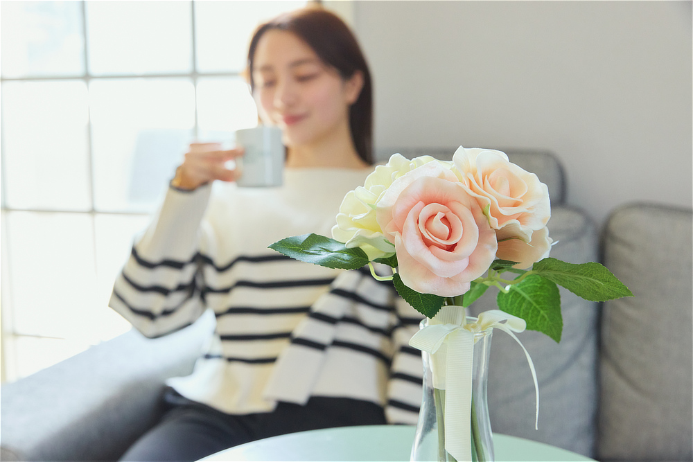 《ギフトセット/ローズ/アロマスプレーと専用ベース付き》昼はアートフラワー、夜はあたたかなムードライトになる「ローズブーケLED(ホワイト)」|VIA K STUDIOヴィアケースタジオ