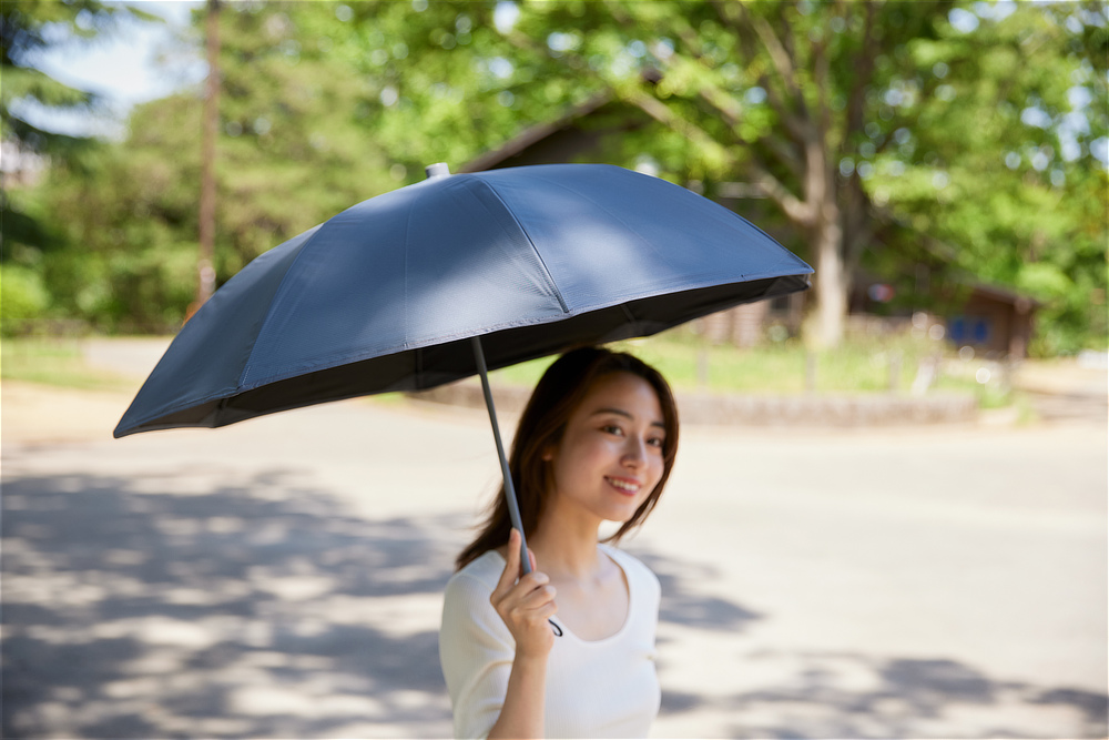 Image: https://1fl0kyr79c.user-space.cdn.idcfcloud.net/photographes/0c447b956340aff818c5da8b141c3153.jpg 雨や日差しをしっかりブロックしつつ、視界を遮らない|強い日差しも熱もブロックするから夏の暑熱ストレスを減らします。チタンを練り込んだ生地を使った、晴雨兼用傘『+TIC COOL SHADE(プラスチック クールシェイド)』