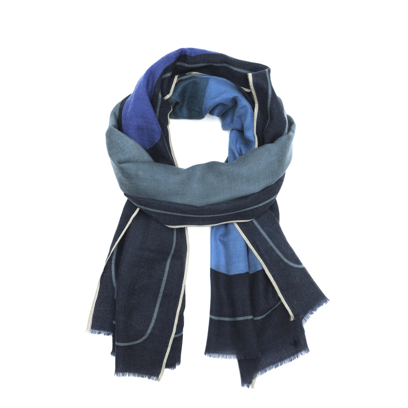 Image: https://1fl0kyr79c.user-space.cdn.idcfcloud.net/photographes/0c5952dd51f0cae039ba0db34ae1393a.jpeg 「いつもの服」に、軽く巻くだけで、センスのいいおしゃれが楽しめる。どんな服もグッと新鮮に見える「ストール・マフラー」|MOISMONT(モワモン)