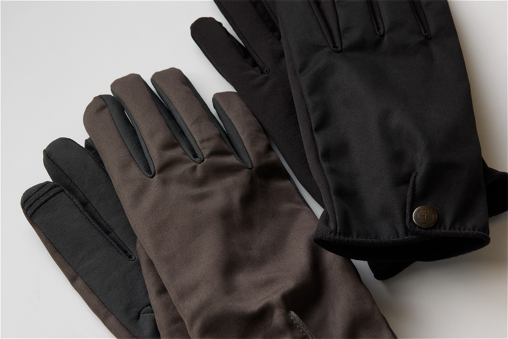 カラーは「ブラック」と「ダークブラウン」の２色展開。手のひら側と裏地は、共通のブラック。革手袋のトップメーカーがつくる、心地よいフィット感「classic tech（クラシック テック）」｜手袋の町東かがわ市で生まれた選りすぐりの手袋・グローブ「tet.（テト）」