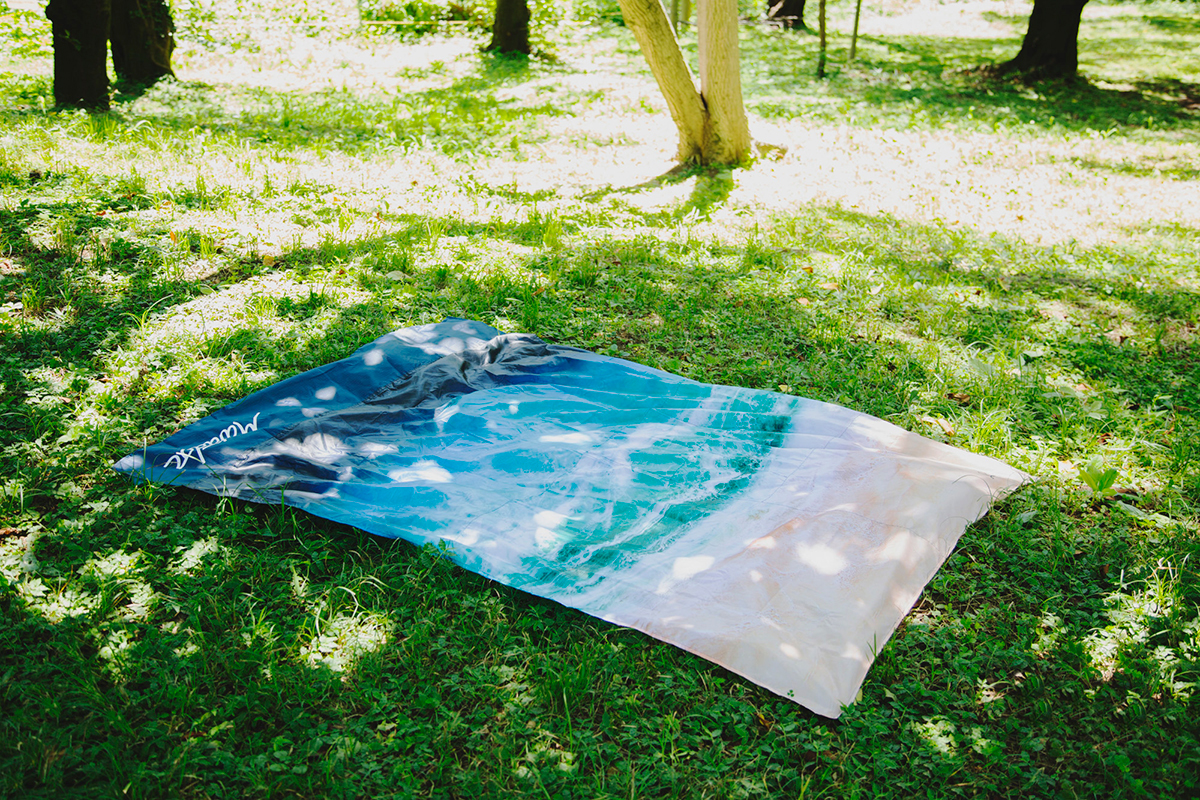ハワイ在住のアーティストSarah Caudle(サラ・カ−ドル)氏によるデザインのレジャーシート「OCEAN」(夏限定)|Matador POCKET BLANKET
