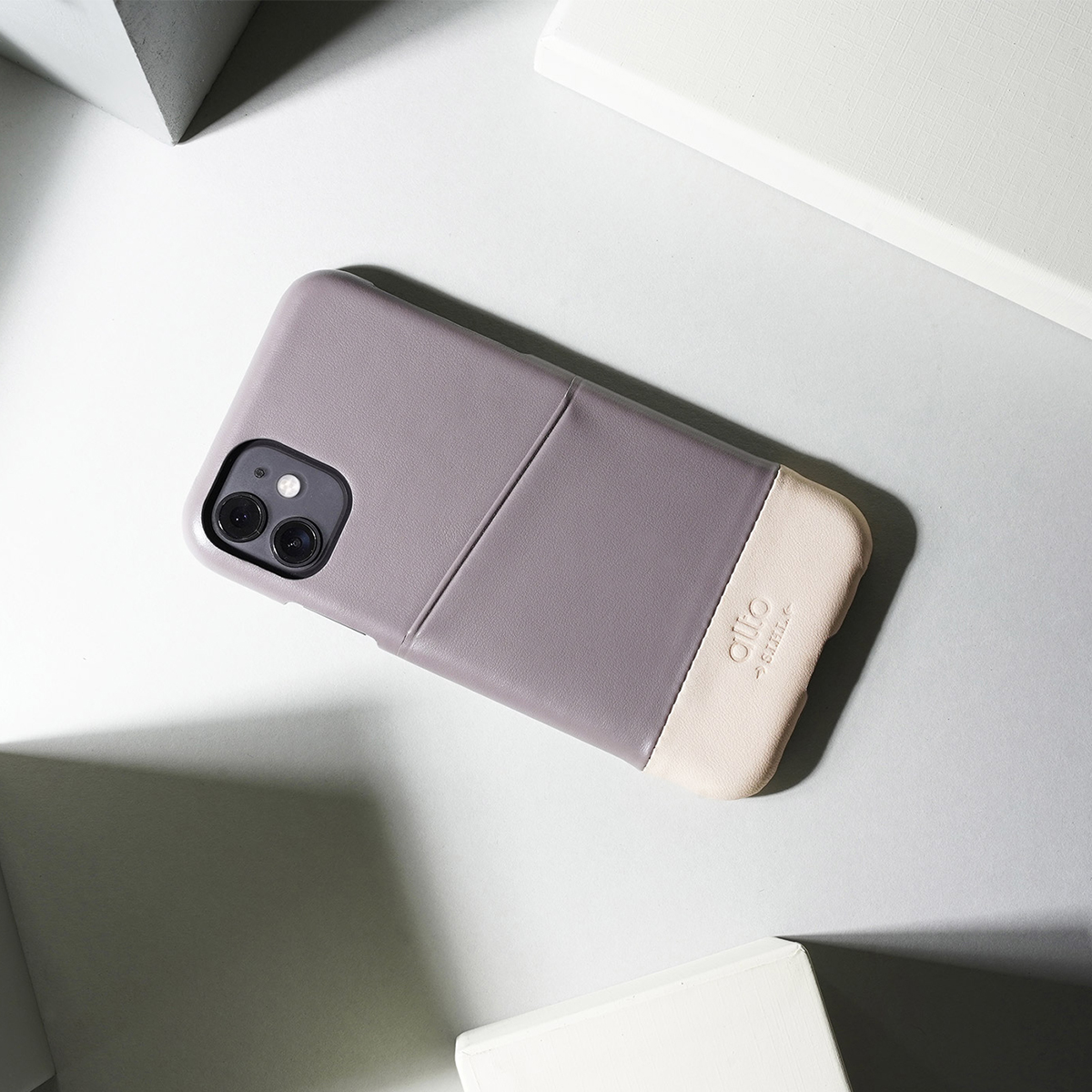 フルグレインレザーを植物タンニンなめしを施しアニリンで仕上げた贅沢なiPhoneケース|Alto