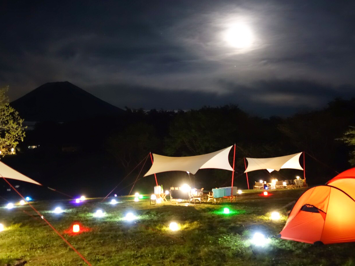 山で、ビーチで、自宅の庭で便利なソーラー充電式の畳めるランタン型のライト|carry the sun(キャリー・ザ・サン)