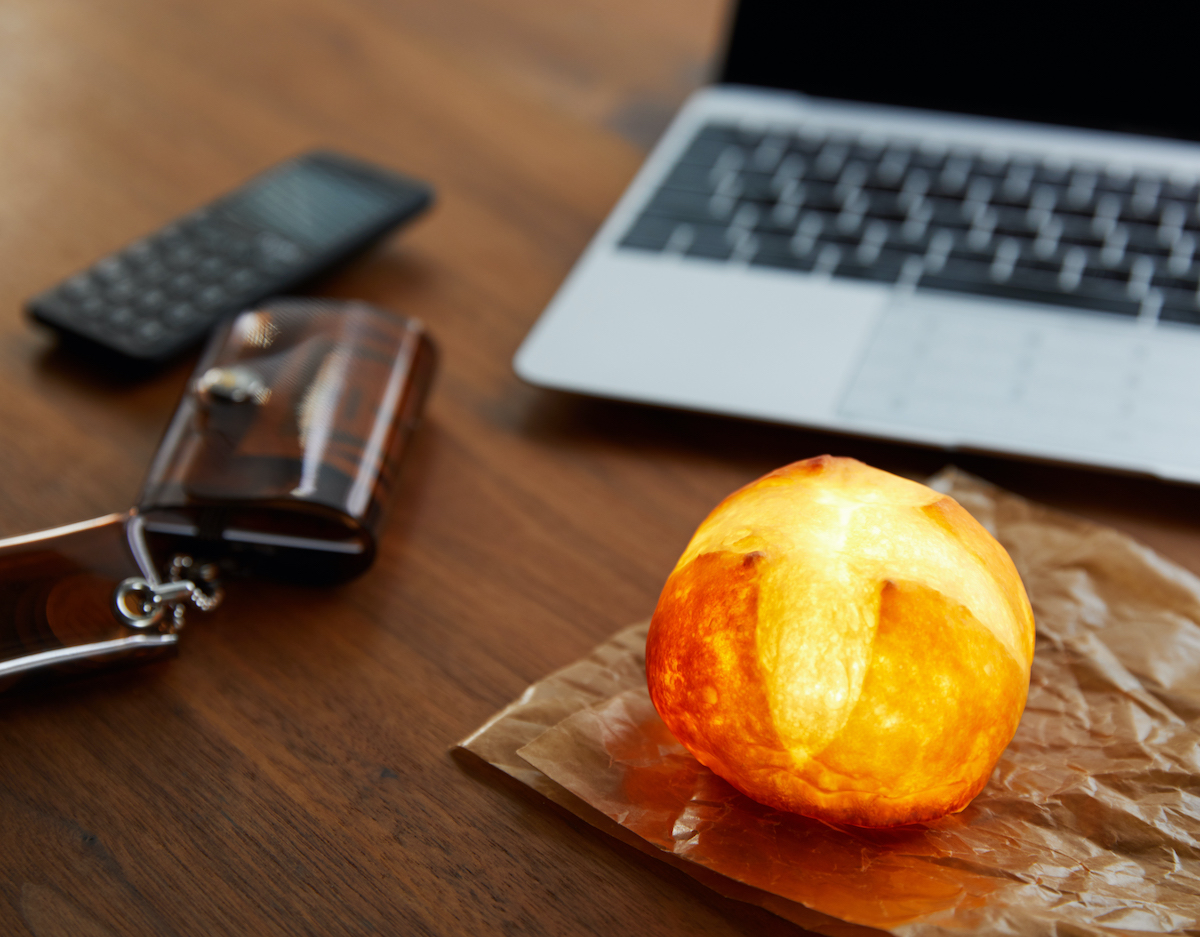 美味しいパンをしあわせな灯りに。本物のパンを独自の技法でインテリアライトに仕立てた「ライト・ランプ・間接照明」|モリタ製パン所「パンプシェード」