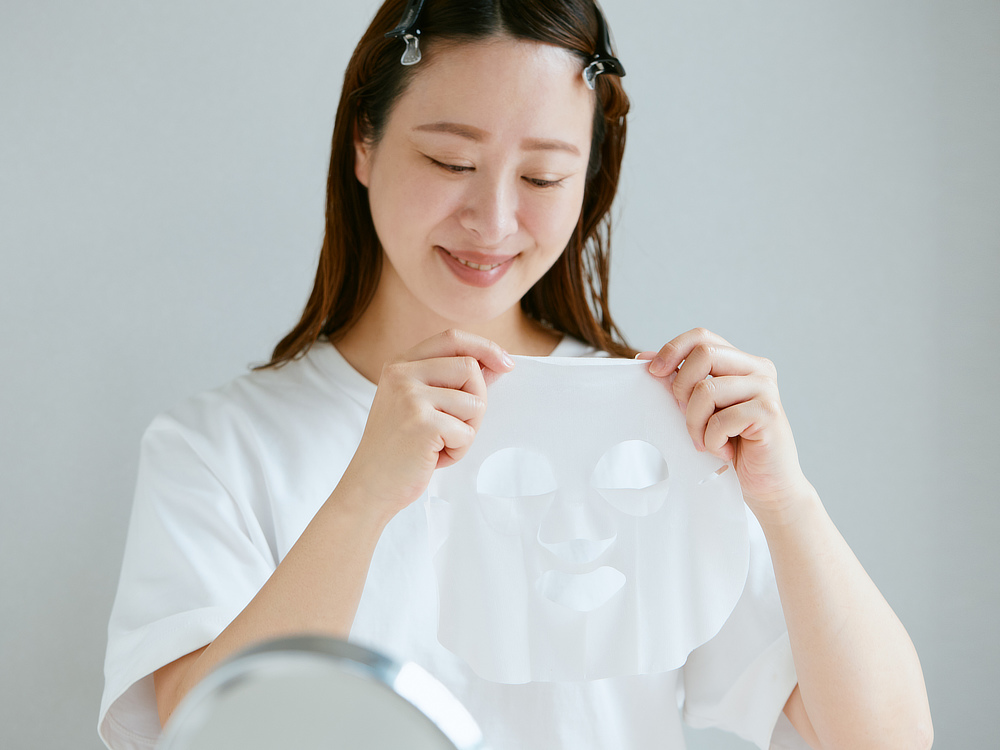 洗顔後、マスクシートを顔にフィットさせ、そのまま10分待つだけ（別売りの「獺祭 オイルイン モイスチャライジング ローション」を塗った後に使うと、なおベター）｜純米大吟醸　磨き二割三分の酒粕エキス配合『獺祭（だっさい）ビューティ』の「フェイシャル トリートメント マスク」