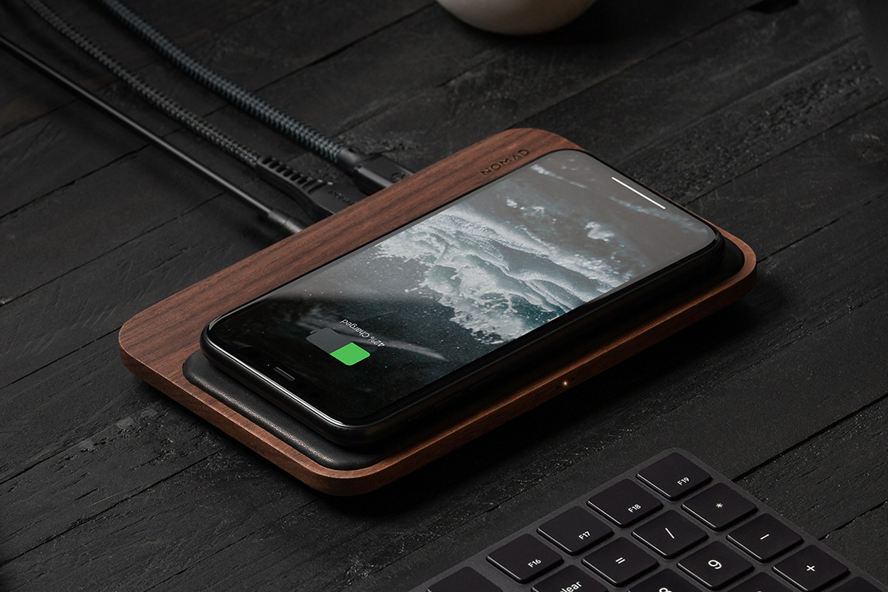 iPhone、Apple Watch、AirPodsを3台まとめて、飾るように充電できる「ワイヤレス充電ベース」Base Station(Apple Watch Edition)| NOMAD