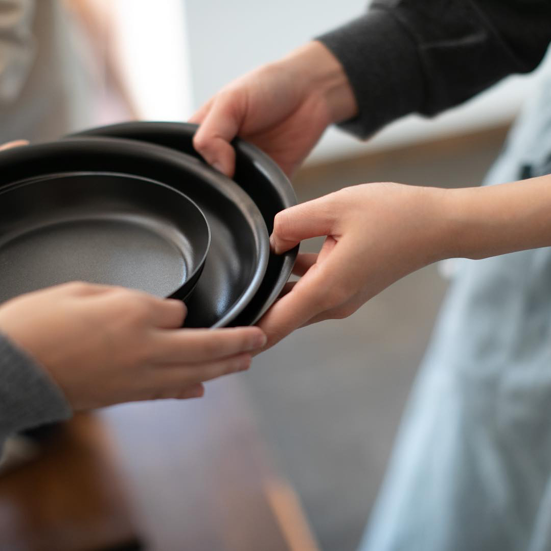 薄さ1ミリの丸皿。薄いのに落としても割れず、重ねて収納してもかさ張らないから食器棚もスッキリ。落としても割れない、黒染めステンレスの食器(お皿)|KURO(96)クロ