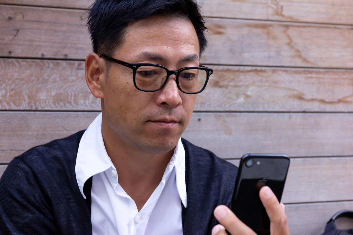 いくつになっても新しい情報を積極的に取り入れて、クリエイティブに活躍できる、お洒落なセルロイド製「老眼鏡」(MONOCOオリジナル企画)|LAUGHWRINKLES