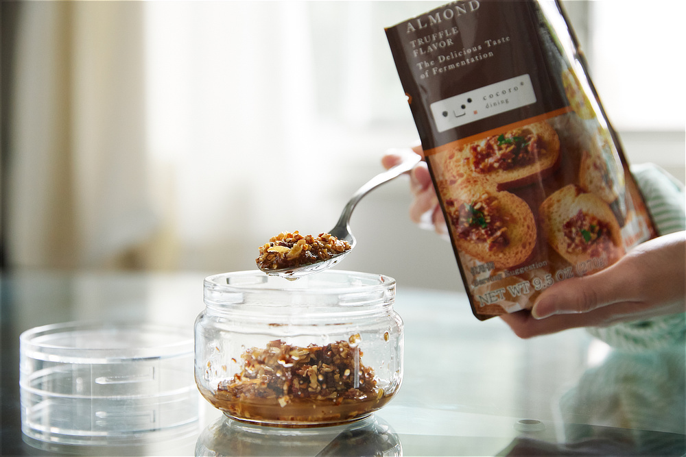 栄養と食感にすぐれた『サクサクしょうゆアーモンド』シリーズ|どんな料理も美味しくなる。ギフトにも喜ばれる、香り高いトリュフ入りの万能調味料「サクサクしょうゆアーモンド トリュフ風味」