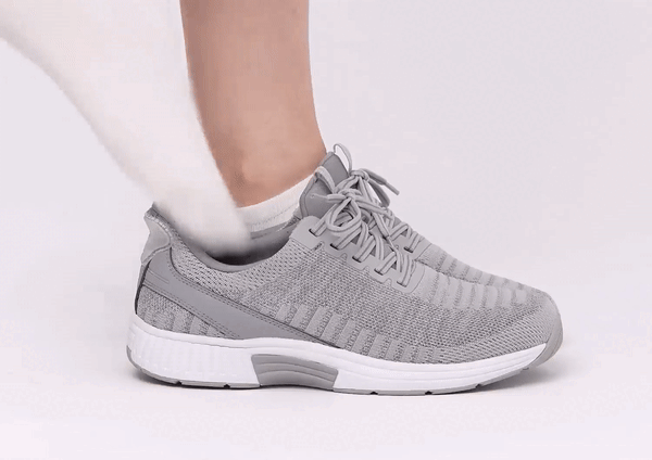 足に優しく、姿勢も安定して疲れにくい｜スッと履けて、すっぽりフィットする「コンフォートスニーカー」｜Orthofeet（オーソフィート）