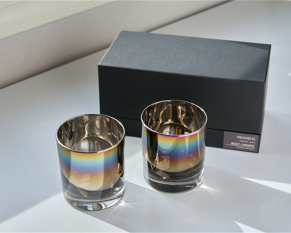 お酒好きの人へのプレゼントにぴったりのギフトボックス入り｜オーロラの光彩にまろやかな味わいになる『PROGRESS（プログレス）』の純チタンコーティンググラス（日本製・メイドインジャパン）