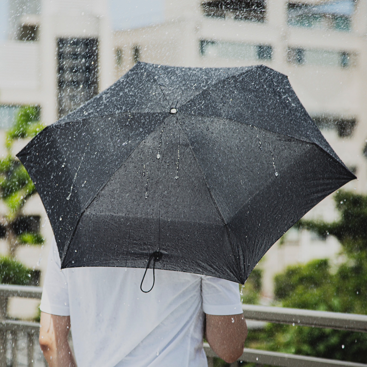 ただ小さいだけではない、心軽やかにする実用性と安心して使える構造。雨の日だけではなく、晴れの日の人と傘との関係を考え続けた設計は、長年培った技術によって実現した「マイクロ傘」|スギタ