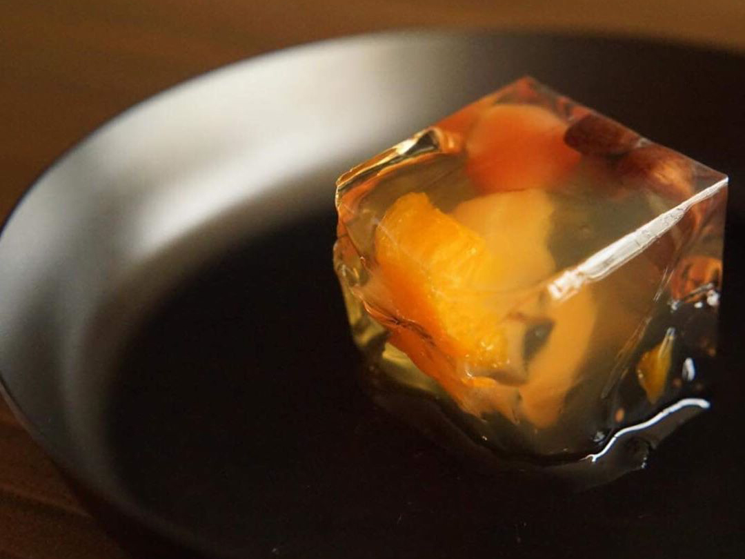 食材や料理を乗せるだけでもてなし料理が完成する品の良さ。和・洋・中どんな料理も引き立てる懐の広さで大活躍。食材や料理の美味しさを引き立てる黒染めステンレスの食器(お皿)|KURO(96)クロ