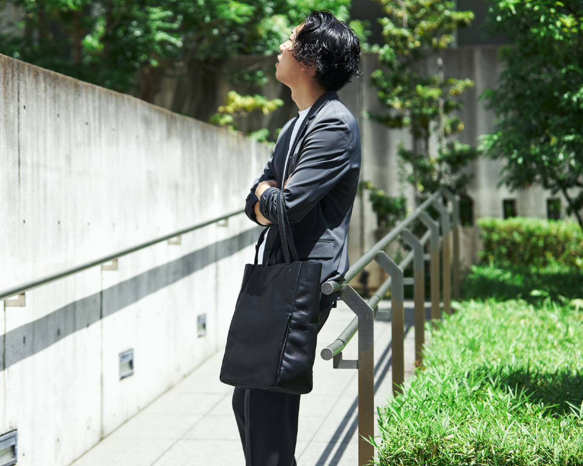 Image: https://1fl0kyr79c.user-space.cdn.idcfcloud.net/photographes/1647bcd6a6963960bc01310e69236ee5.jpg 革の表面はもちろん、裏側や断面、キズからも水を寄せつけません。|防水レザー、超軽量、直感ポケット付きの日本製レザーバッグ|PCバッグ・トートバッグ・リュック・バックパック|FARO(ファーロ)