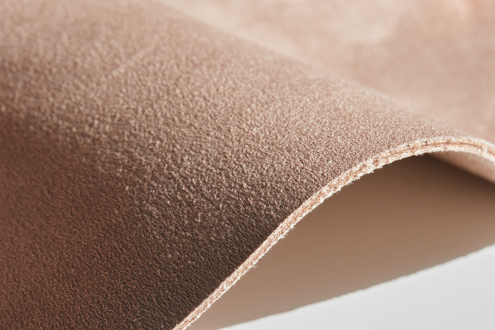 電磁波の心配がない、優しいテクノロジー｜どこでもあったかデスクワーク！銀ナノインクで温める特許技術、USB-C対応「EXTRAヒーティングパッド スエード」｜INKO（インコ）