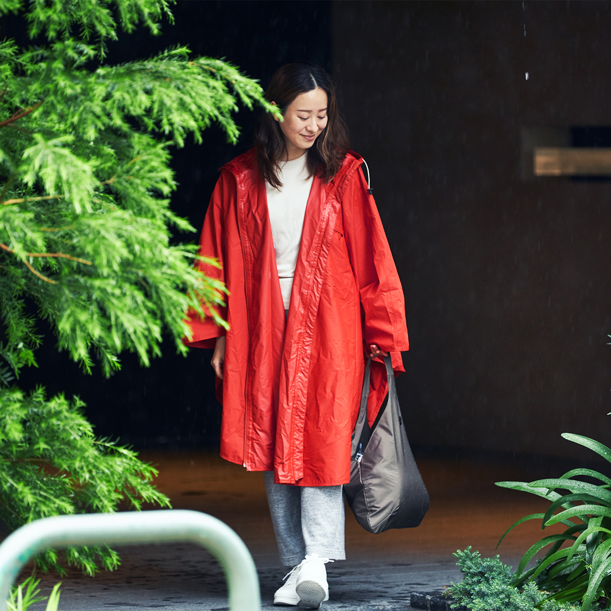 通勤着に合う、大人にふさわしいデザインだから、駅や街中を、着たまま堂々と歩ける。雨の日も両手フリー、濡れない、蒸れにくい「ポンチョ」|U-DAY PONCHO(ユーデイ ポンチョ)