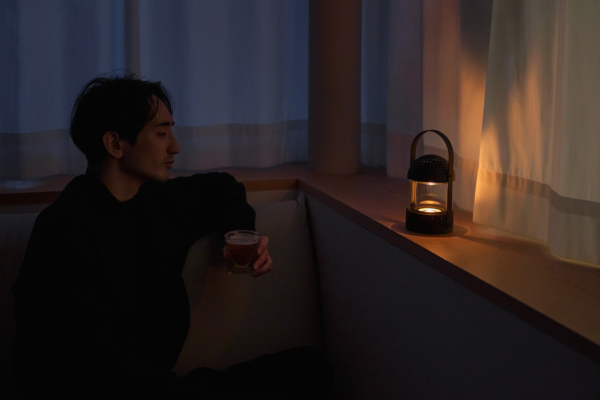 ガラスの中で瞬く灯りは音に共鳴して自然な炎のように揺らぐ『TRANSPARENT(トランスペアレント)』の『Light Speaker(ライトスピーカー)』|もっと充実したおうち時間を。おすすめのくつろぎグッズをご紹介。ゆったり上質な時間を楽しむためのアイテム12選