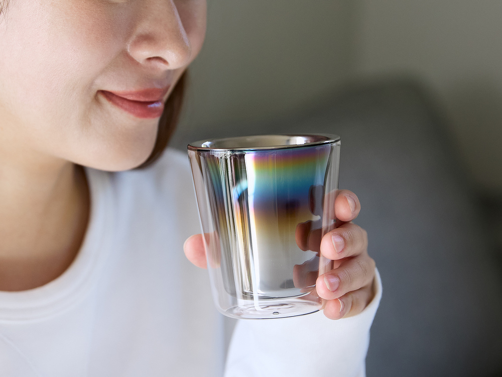 半透明になっているのでグラスの中が透けて見える|オーロラの光彩にまろやかな味わいになる『PROGRESS(プログレス)』の純チタンコーティンググラス(日本製・メイドインジャパン)