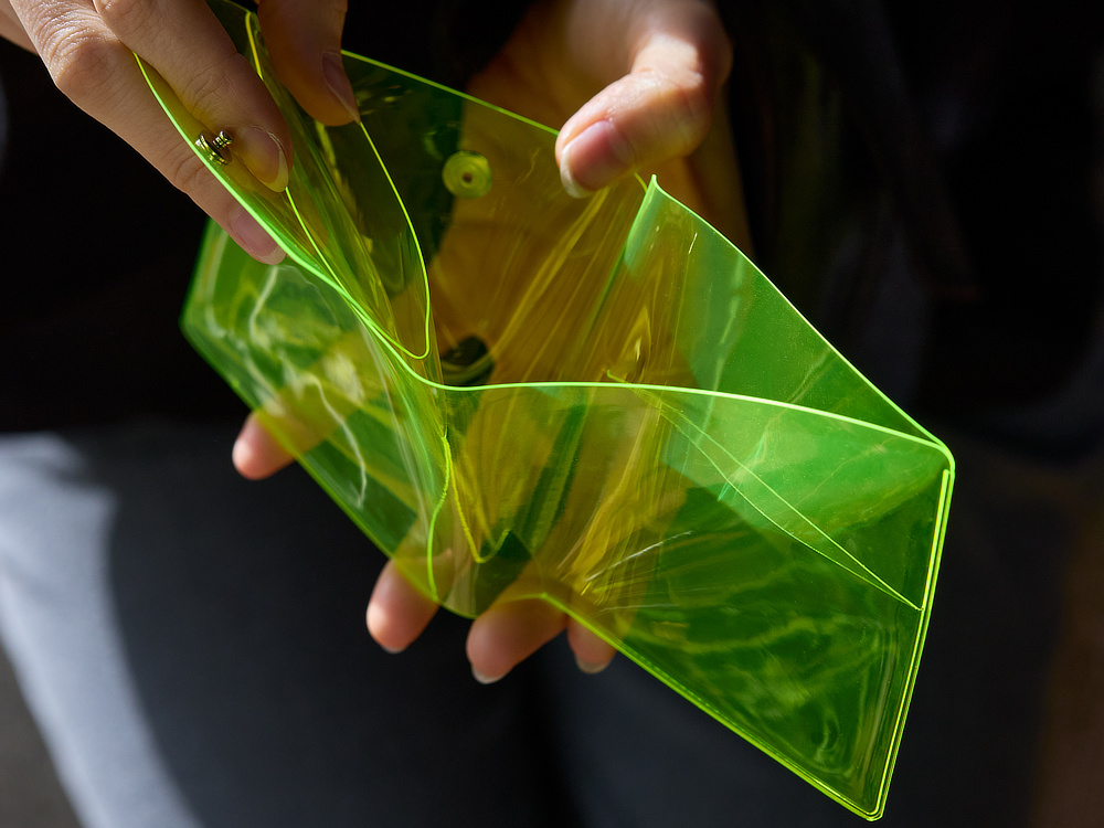 クリアでみずみずしい見た目だけではなく、じつは摩擦に強く、薄くても強度がある｜軽くて薄〜いクリア素材のコンビニウォレット｜コンパクトでミニマムな財布『sugata（スガタ）』