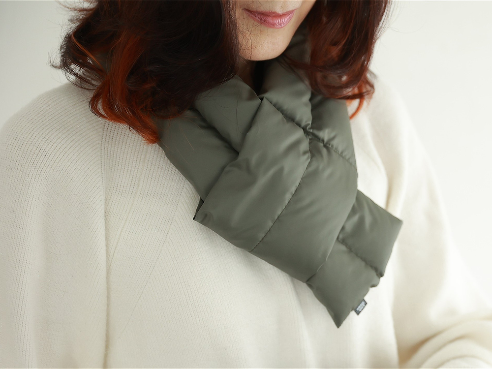 貴重な羽毛をリサイクルする仕組みを作り、国内自社工場で丹念に精製した『LinkDown(リンクダウン)』|軽い・かさばらない・洗える。首・手首・足首の三首を温められる3点セット。ネックウォーマー、ハンドウォーマー、アンクルウォーマー「三首ダウンウォーマー」