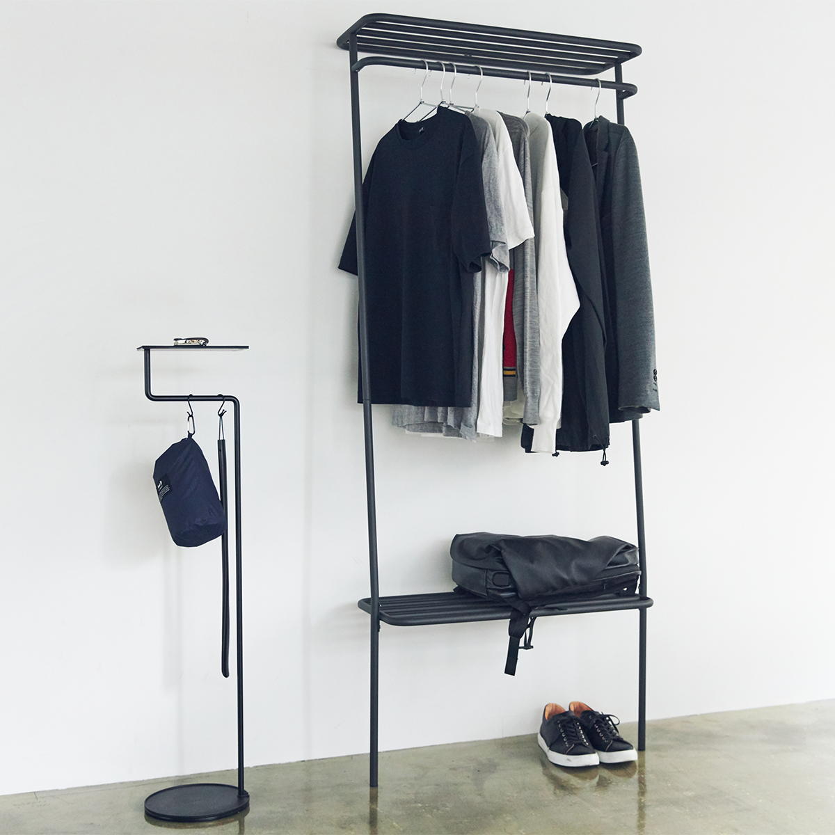 壁に立てかけるだけで理想的なクロゼットが出現|DUENDE WALL HANGER(デュエンデ ウォール ハンガー)|スリムラックで片付けの達人に。定位置を決めるちょい置きで暮らしスッキリ