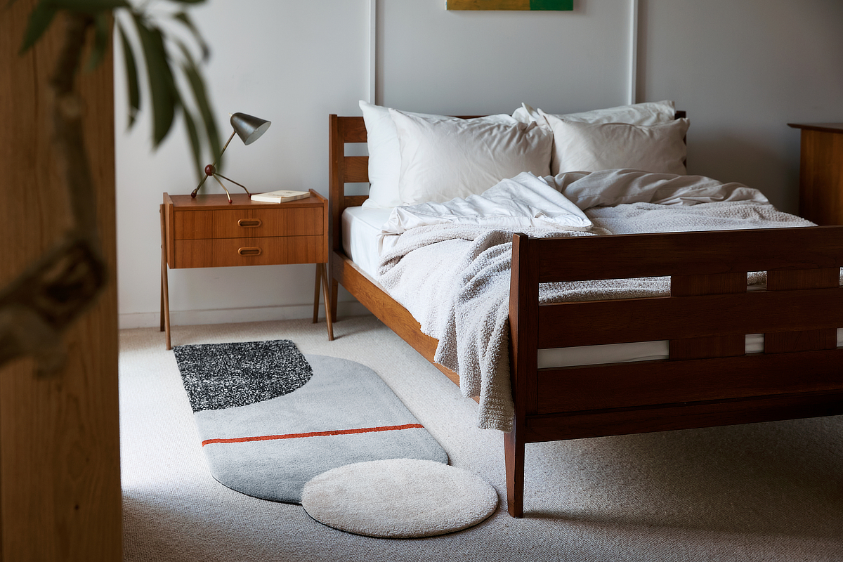 Image: https://1fl0kyr79c.user-space.cdn.idcfcloud.net/photographes/1dbdf5a60cb8520d31d9cd91d0076140.jpg 温かみがありつつモダンな配色、シンプルでグラフィカルな図柄|床にアートで空間がキマる「クリエイティブ・ラグ」(カーペット・絨毯)TRICOTÉ(トリコテ)|TRICOTÉ