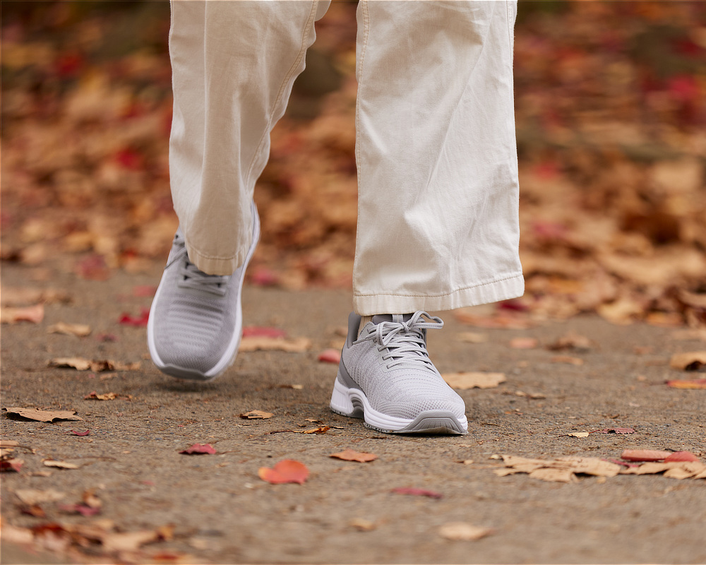 かかとがスッポリ包まれ、土踏まずを下から支えられて、なのにつま先はゆったり指がよく動く。歩くと足が自然に跳ね上がって、次の一歩をアシストしてくれる感覚｜Orthofeet（オーソフィート）