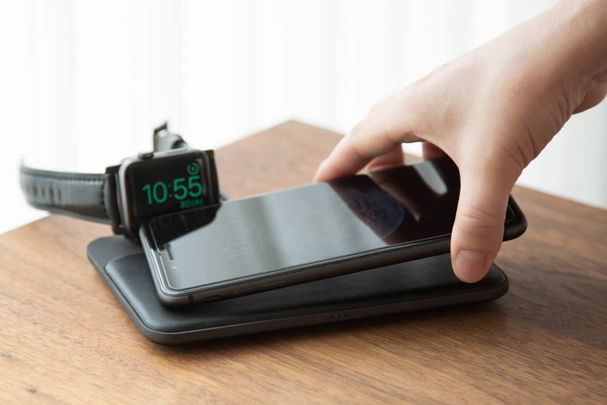 3つのコイルで高速充電できる。レザー仕様のスタイリッシュでお洒落な「ワイヤレス充電ベース」Base Station(Apple Watch Edition)| NOMAD